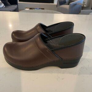 Dansko Professional Clog w Leather Upper Balance Manmade Brown   Black Sz 40